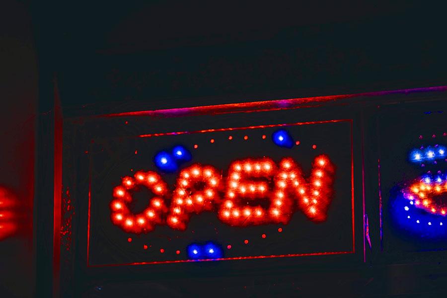 Svetleca-reklama-open